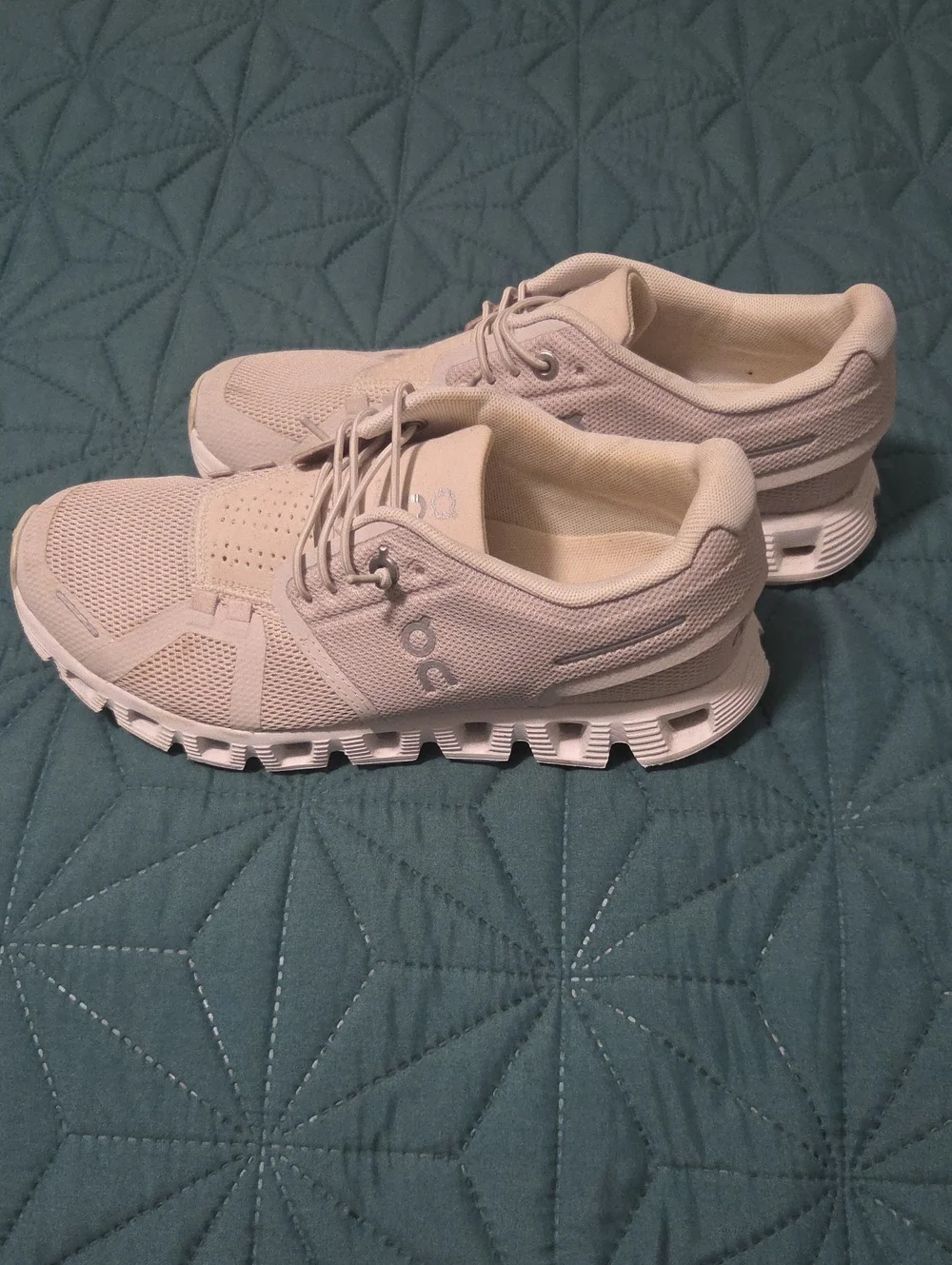 On Cloud 6 Women Size 6 Pearl/White